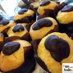 Muffins rellenas de crema de chocolate sin gluten