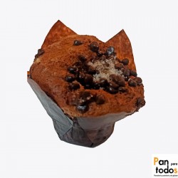 Muffin de chocolate sin gluten , rellena de crema de cacao y avellanas